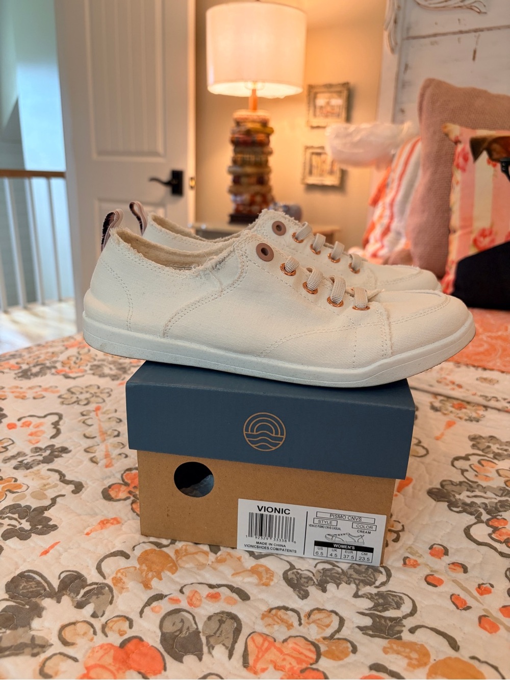 VIONIC PISMO CANVAS FRAYED BEACH SNEAKERS COLOR CREAM SIZE 6.5 GOOD CONDITION
